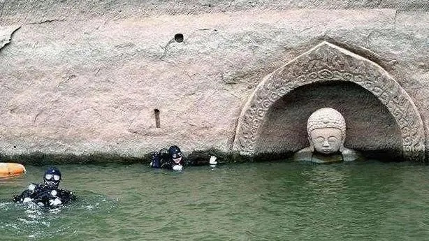 Nước rút làm lộ ngôi chùa cổ dưới lòng đập thủy điện, cảnh tượng gây xôn xao Ảnh 3