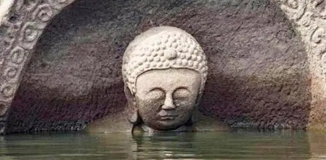 Nước rút làm lộ ngôi chùa cổ dưới lòng đập thủy điện, cảnh tượng gây xôn xao Ảnh 2