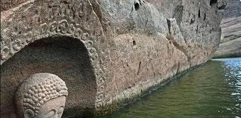 Nước rút làm lộ ngôi chùa cổ dưới lòng đập thủy điện, cảnh tượng gây xôn xao Ảnh 1