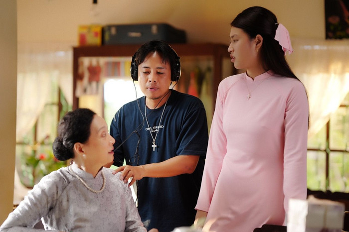 Đã rõ danh tính người đàn ông đặc biệt đứng sau ca sĩ Thủy Tiên Ảnh 2