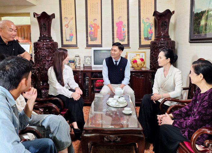 Bức ảnh hậu trường được Mạnh Trường chia sẻ.&nbsp;