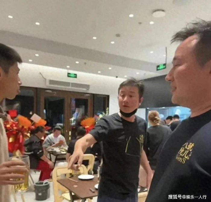 Nam diễn viên Văn Chương như một nhân viên phục vụ thực thụ. (Ảnh: Sohu)