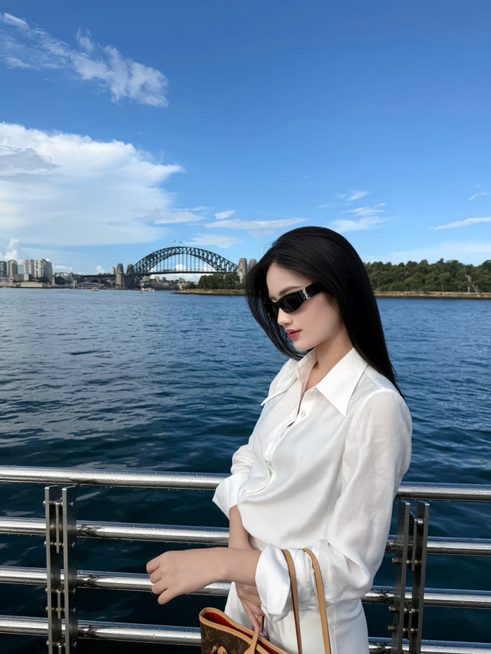 Mới đây, Ý Nhi đăng ảnh ở Úc. Nhiều khán giả cho rằng cô đã quay lại xứ sở chuột túi để tiếp tục việc học sau khi kết thúc nhiệm kỳ Miss World Vietnam vào tháng 3 vừa qua.