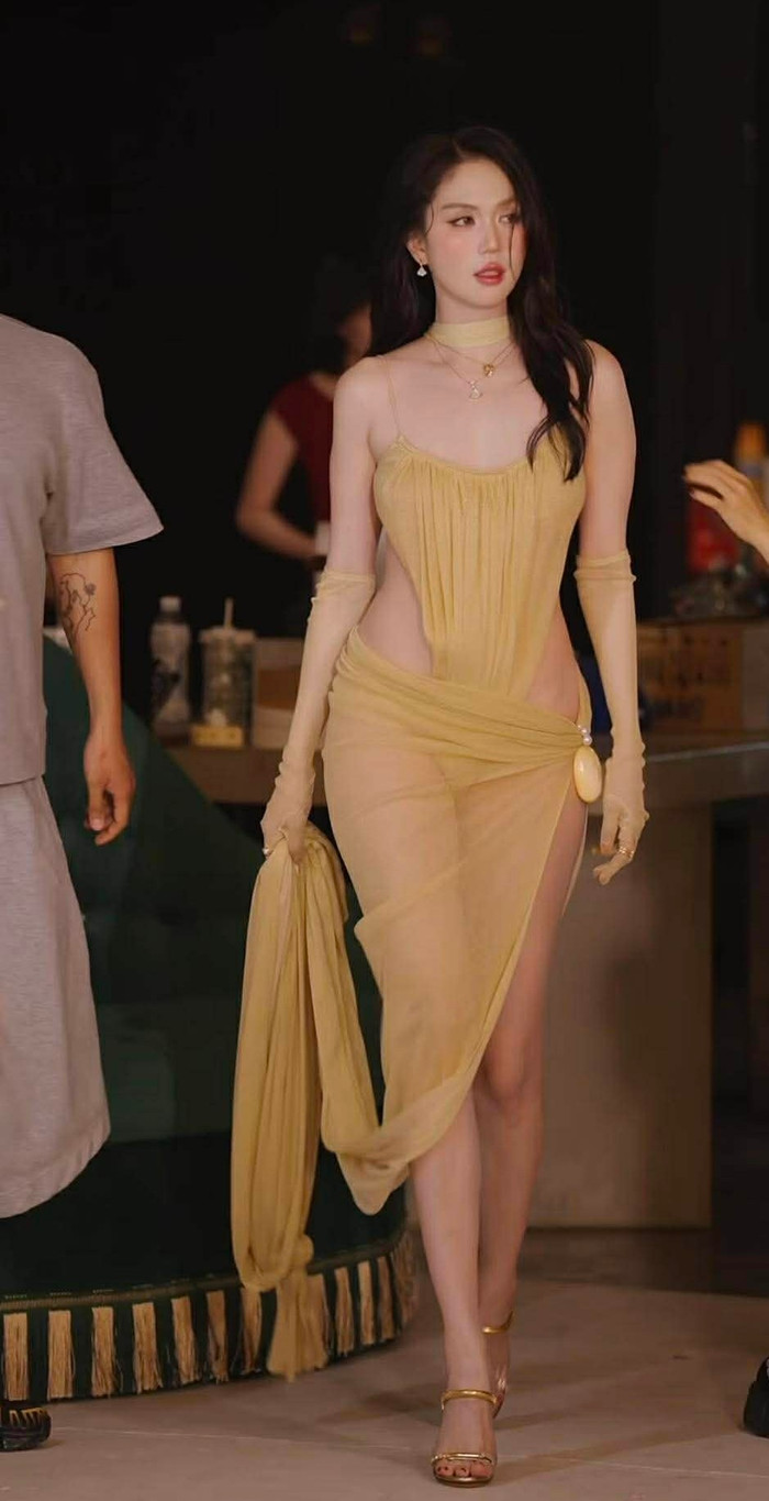 Ngọc Trinh diện bộ váy mỏng tang, khoe đường nét quyến rũ.