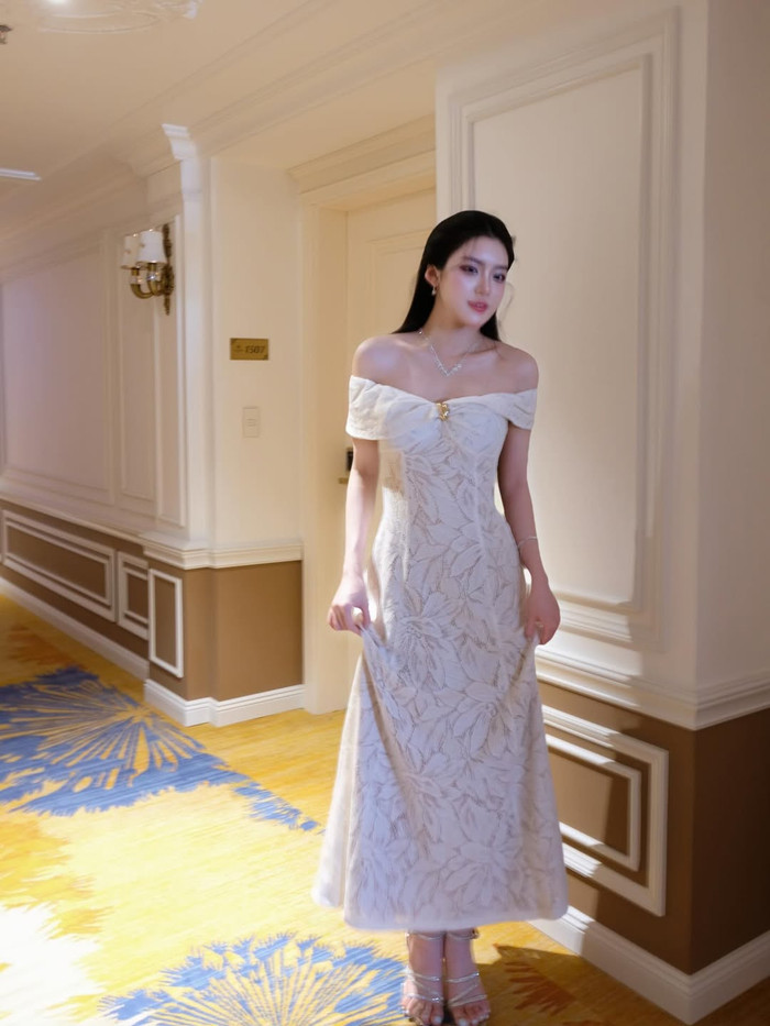 Thiết kế trễ vai giúp Phương Oanh phô trọn xương quai xanh quyến rũ. Ảnh: IGNV