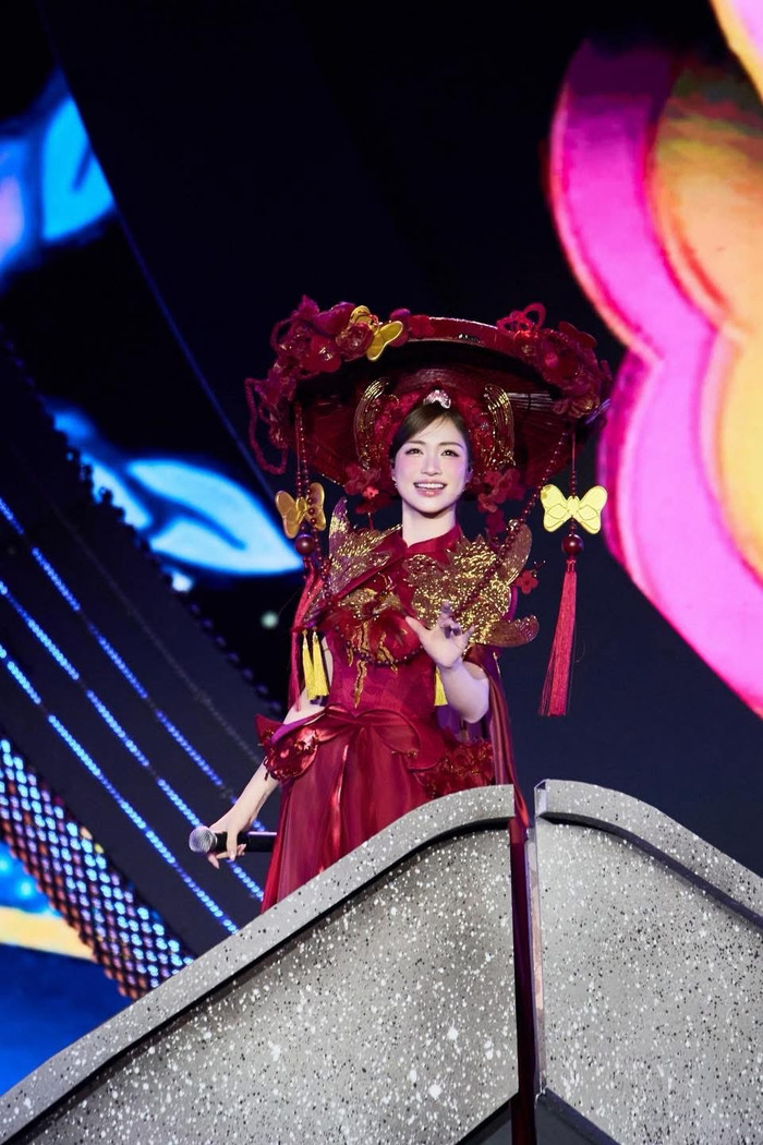 Hòa Minzy thể hiện hình ảnh cuốn hút mỗi khi xuất hiện trên sân khấu. Ảnh: FBNV