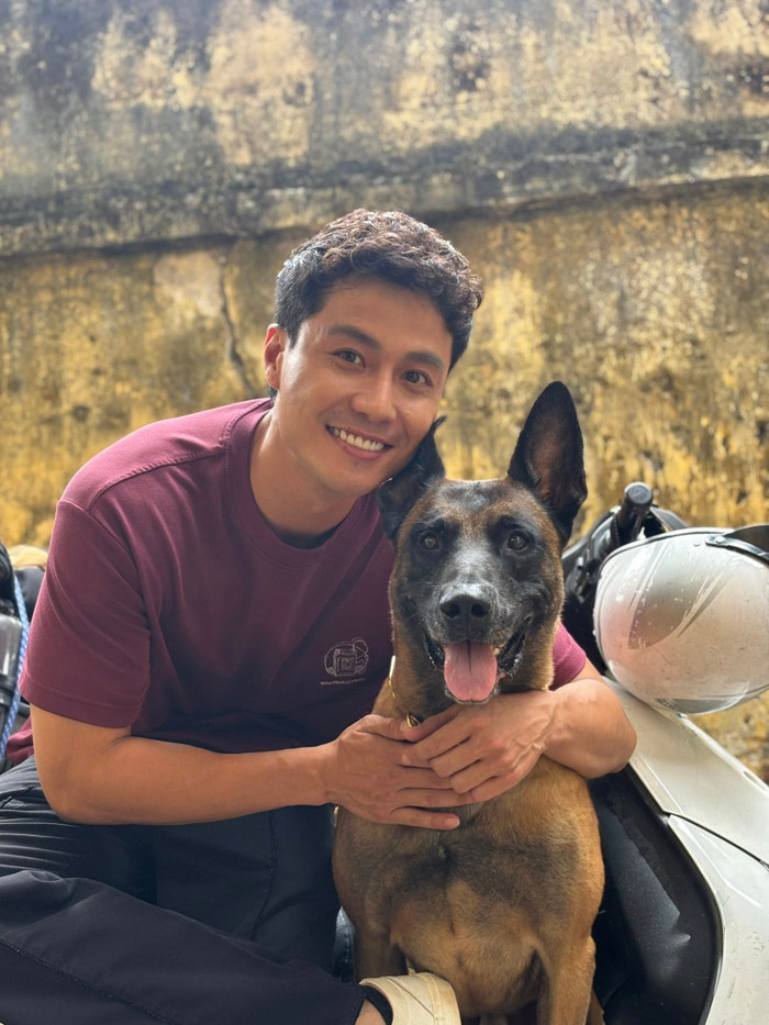 Thanh Sơn bên bạn diễn đặc biệt trong phim (Ảnh: FBNV).