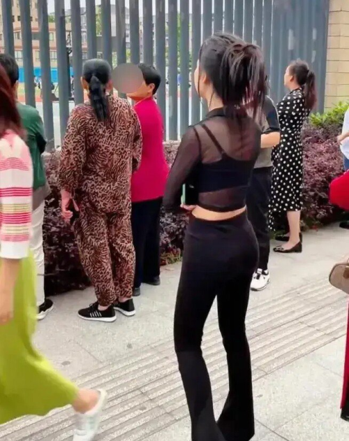 Đứng đợi con ở cổng trường, người mẹ gây tranh cãi vì bộ trang phục đang mặc.