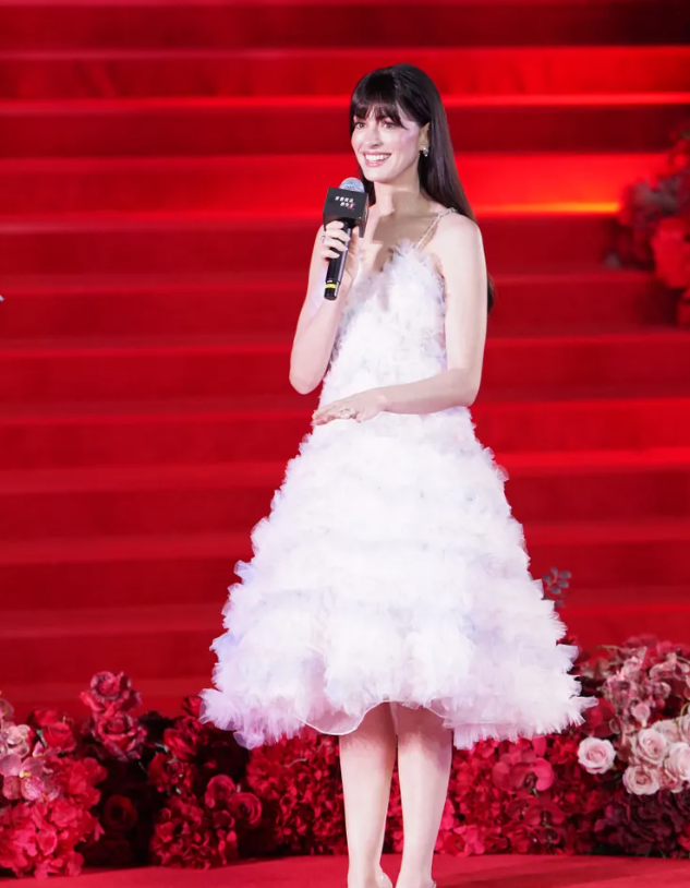 Anne Hathaway đã khiến thảm đỏ bùng nổ với diện mạo ngọt ngào, đầy chất thơ. Ảnh: Getty Images