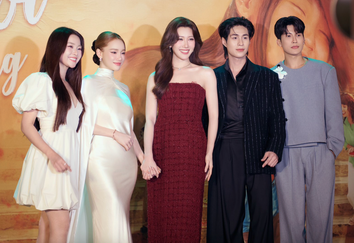 Nhã Phương luôn thể hiện sự khéo léo, tinh tế khi gặp đồng nghiệp ở trong giới showbiz. Ảnh: FBNV