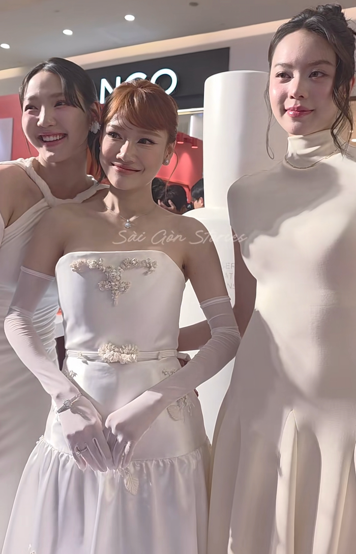Nhã Phương nở nụ cười rạng rỡ khi đứng chung khung hình với Thanh Thủy và Đoàn Minh Anh. Ảnh: saigonstories_channel