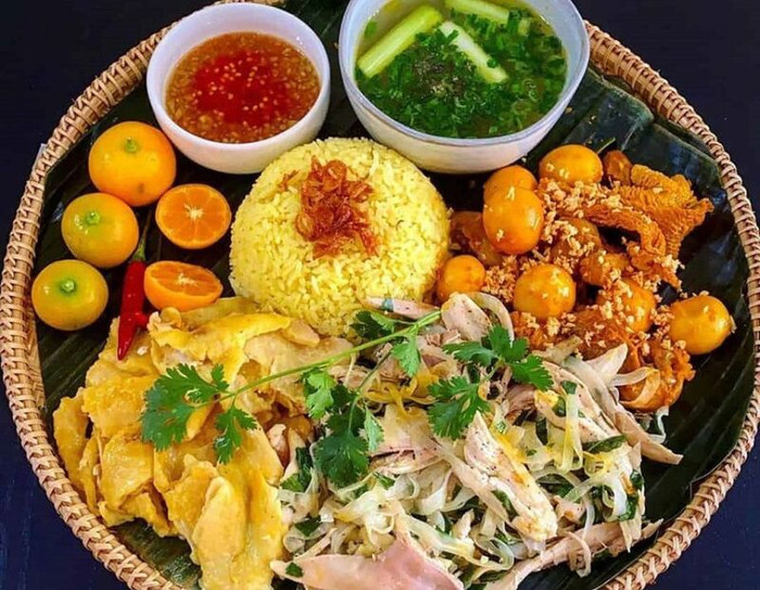 Mâm cơm chào đón du khách phương xa. Ảnh minh hoạ