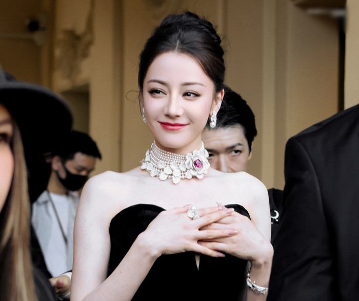 Những chia sẻ của Địch Lệ Nhiệt Ba ngay lập tức làm dấy lên tranh luận.