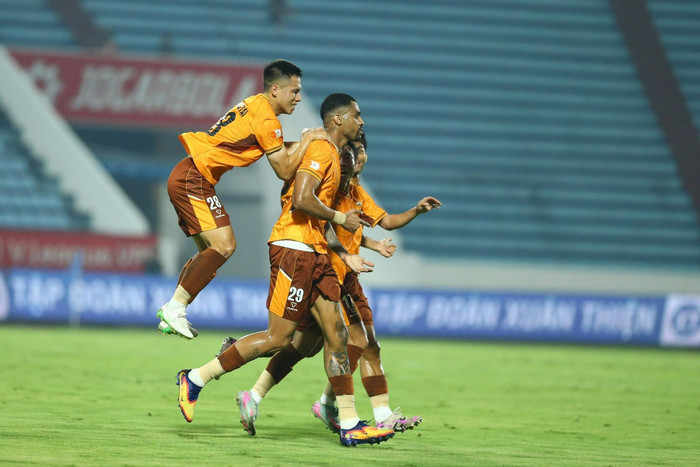 HAGL một lần nữa cho thấy họ không phải là đối thủ dễ bị khuất phục, khi tạo nên cú sốc lớn trước Nam Định FC của Nguyễn Xuân Son. Ảnh: HAGL