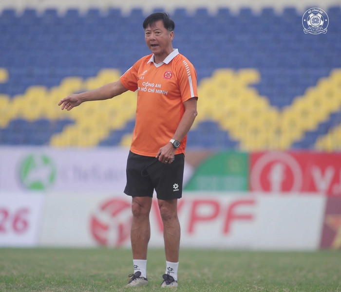 HLV Lê Huỳnh Đức đứng trước một giai đoạn đầy áp lực, khi cánh cửa hy vọng ở V.League của CLB Công An TP.HCM khép lại sau thất bại trước Hải Phòng FC. Ảnh: CLB CA TP.HCM