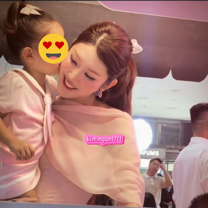 Thúy Ngân hạnh phúc khi được con gái nuôi hôn má. Ảnh: huynhkimngan1711