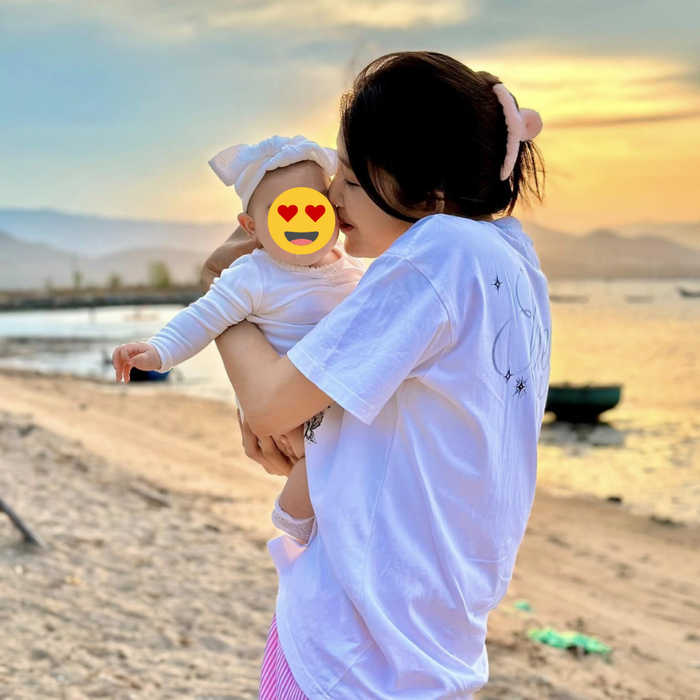 Thúy Ngân luôn hết mực yêu thương con gái nuôi. Ảnh: FBNV