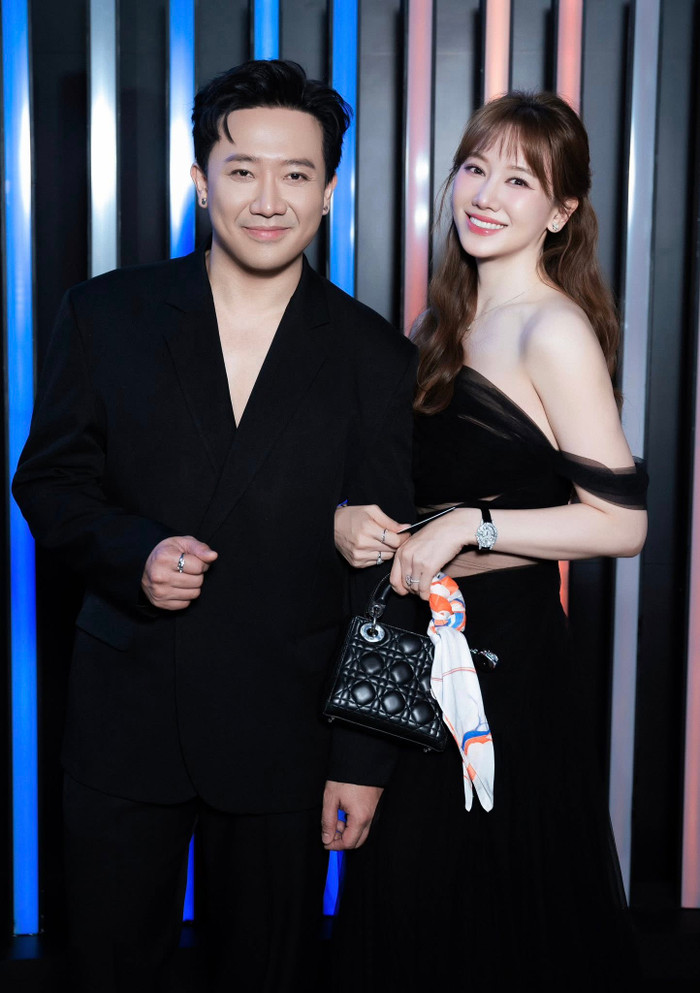 Trấn Thành và Hari Won tình tứ tham gia một chương trình gần đây.