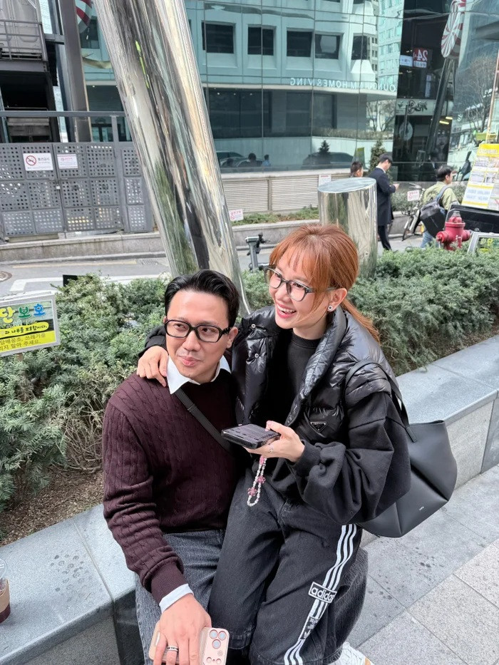 Cặp đôi trong chuyến du lịch Hàn Quốc gần đây cùng hội bạn thân.