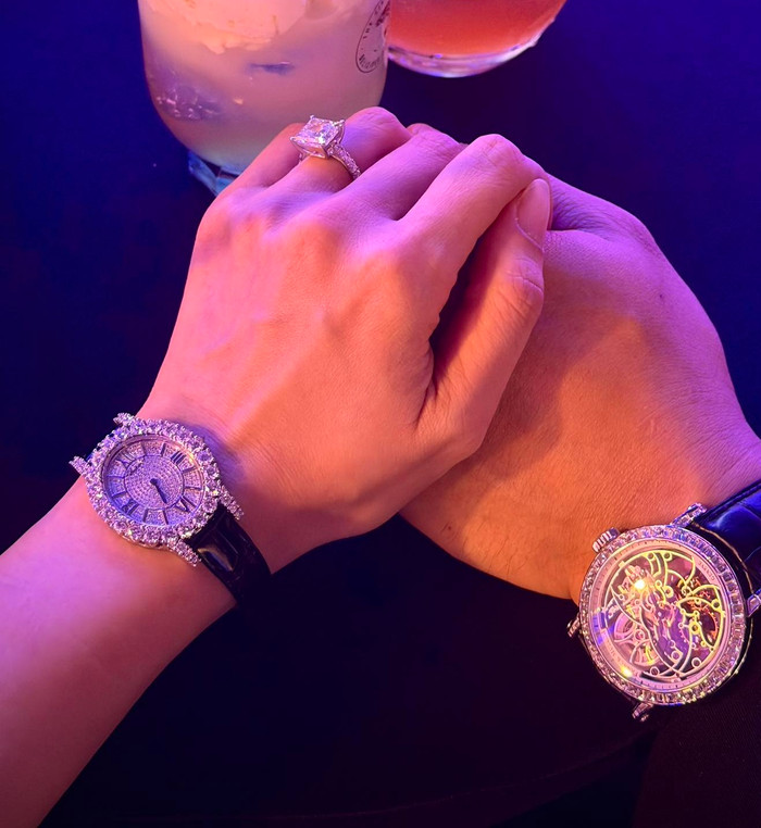 Nhiều khán giả trầm trồ với giá trị của 2 chiếc đồng hồ mà Trấn Thành và Hari Won sở hữu.&nbsp;