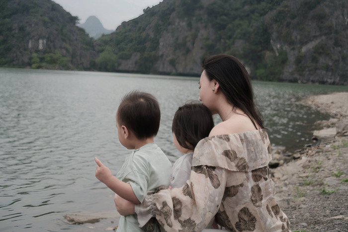 Khoảnh khắc Phương Oanh hạnh phúc bên hai con Jimmy và Jenny được chia sẻ trên trang cá nhân, nhanh chóng nhận về lượng tương tác khủng. - Ảnh: FBNV