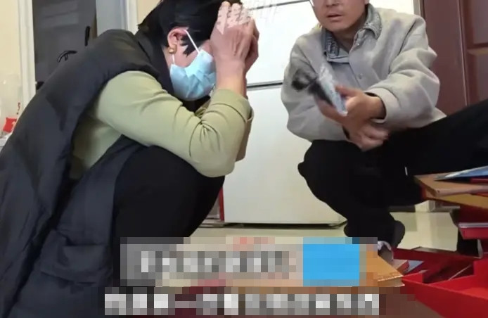 Phát hiện 'kho vàng' dưới gầm giường chồng bệnh, người vợ 'chết lặng' khi biết sự thật Ảnh 2