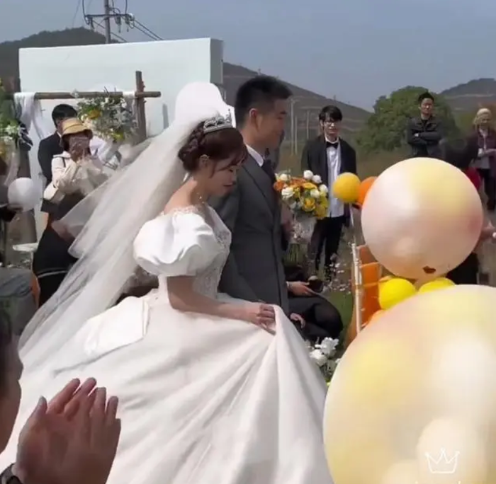 Đi đám cưới chồng cũ, người phụ nữ 'ngã quỵ' khi nhìn thấy mặt cô dâu Ảnh 3