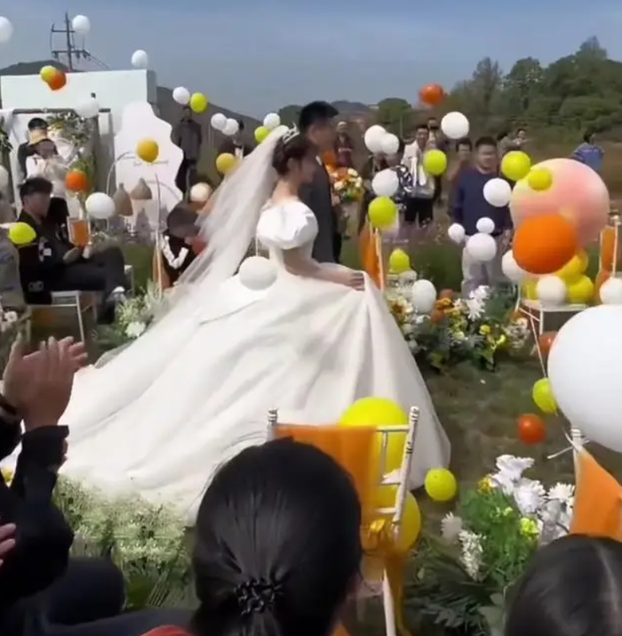 Đi đám cưới chồng cũ, người phụ nữ 'ngã quỵ' khi nhìn thấy mặt cô dâu Ảnh 2