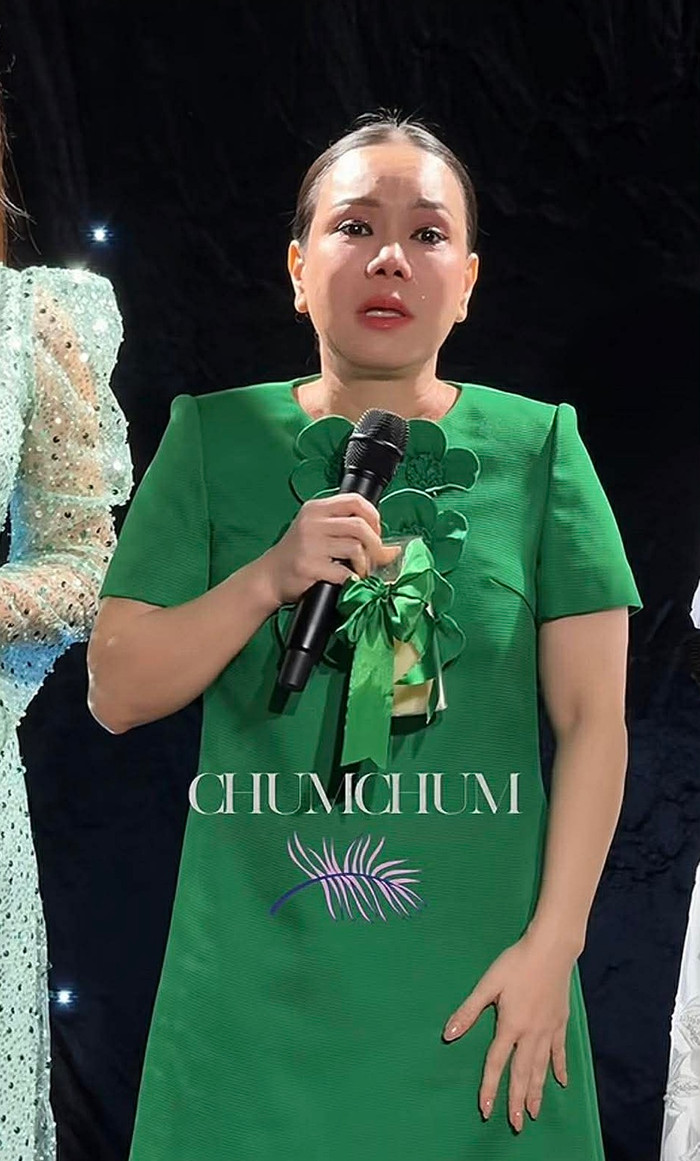 Việt Hương bật khóc tại chương trình tưởng nhớ cố ca sĩ Phi Nhung. (Ảnh chụp màn hình từ TikTok ChumChum)