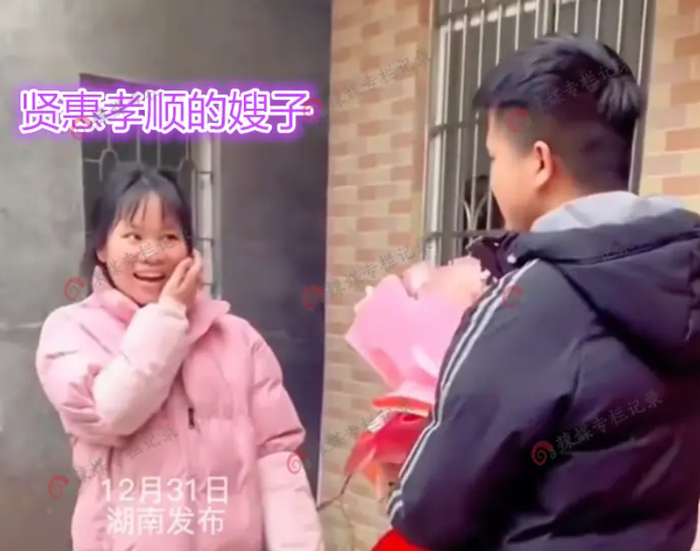 Em chồng cầu hôn chị dâu trước mặt mẹ ruột, cái kết gây 'dậy sóng' Ảnh 1