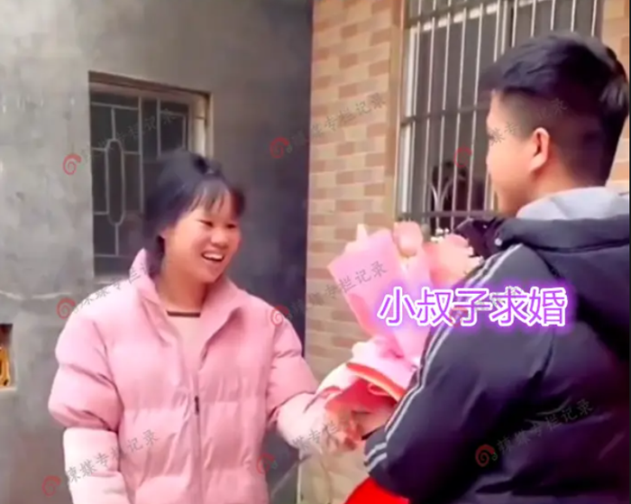 Em chồng cầu hôn chị dâu trước mặt mẹ ruột, cái kết gây 'dậy sóng' Ảnh 2