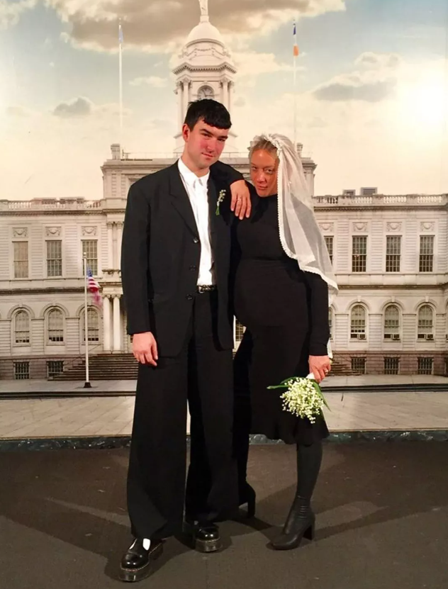 Chloë Sevigny lại theo đuổi phong cách cá tính khi diện váy midi tay dài màu đen, kết hợp boots cao gót trong lễ cưới với đạo diễn nghệ thuật Sinisa Mackovic vào tháng 3/2020. Ảnh: Chloe Sevigny