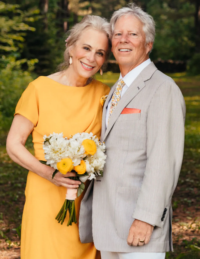 Jane Kaczmarek diện váy vàng rực rỡ khi tái hợp và kết hôn với tình đầu sau 50 năm, trong một đám cưới đậm chất Wisconsin năm 2025. Buổi tiệc mang không khí truyền thống với sự góp mặt của ban nhạc diễu hành Đại học Wisconsin. Ảnh: Citrine Pine Photography