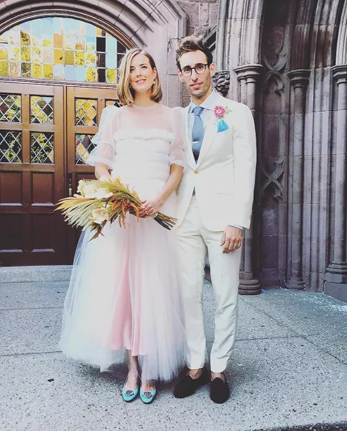 Edie Campbell khiến giới mộ điệu chú ý khi diện thiết kế váy cưới tulle hồng bồng bềnh điểm xuyết sắc turquoise của Molly Goddard trong hôn lễ mùa hè 2019 tại Brooklyn với nhà tài chính Joel McAndrew. Ảnh: Henry Holland