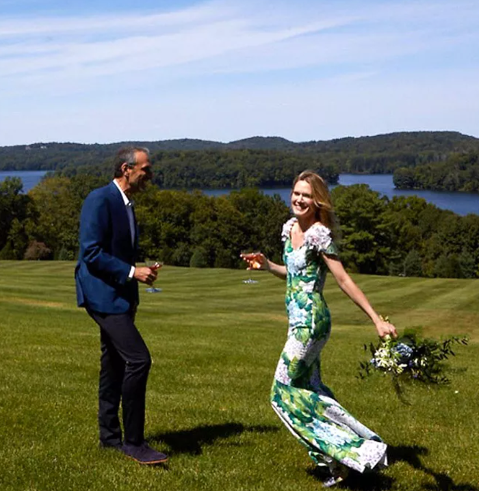 Ngôi sao Law & Order: SVU Mariska Hargitay lại chọn phong cách thanh lịch pha chút lãng mạn khi diện thiết kế họa tiết hoa cẩm tú cầu của Dolce & Gabbana trong lễ cưới với nhà đầu tư công nghệ Dan Benton tại nhà riêng ở Katonah, New York vào năm 2017. Ảnh: Stephanie March