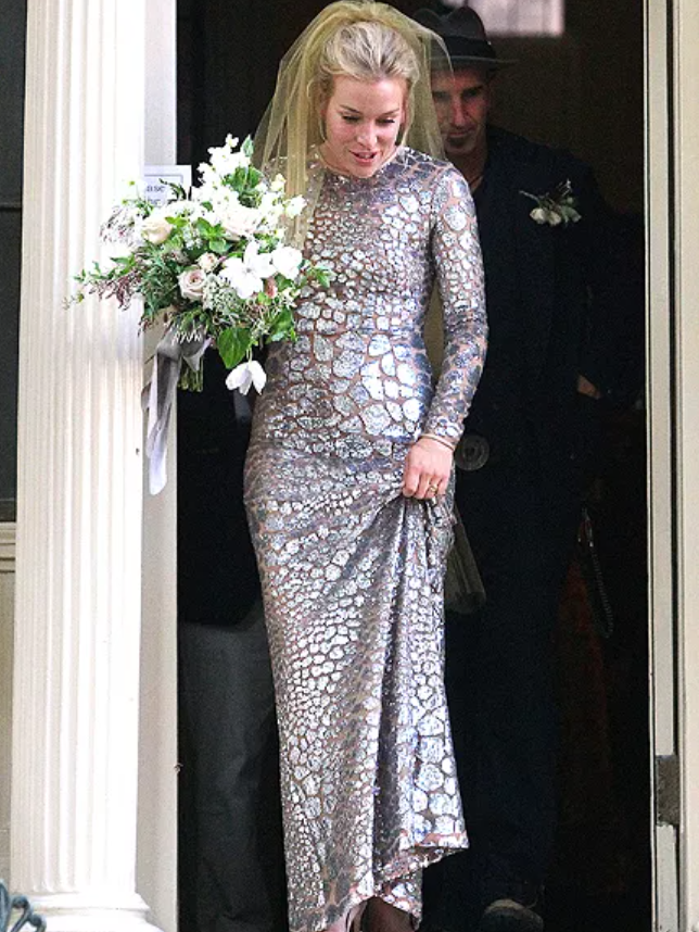 Piper Perabo khiến đám cưới tại New York trở nên khó quên khi diện váy sequin bạc của Michael Kors, kết hợp khăn voan vàng rực dài chạm đất đầy táo bạo khi sánh bước bên đạo diễn Stephen Kay. Ảnh: FameFlynet