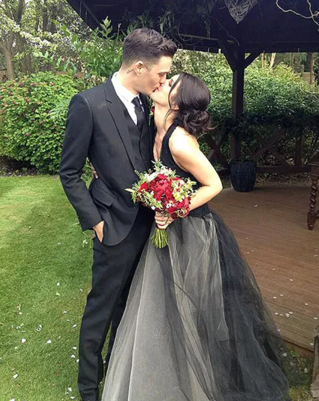 Trong khi nhiều cô dâu chọn tông trắng ngà hay kem, Shenae Grimes lại đi theo hướng hoàn toàn trái ngược khi kết hôn cùng nhạc sĩ Josh Beech. Nữ diễn viên lựa chọn thiết kế váy cưới tông midnight pha blush ấn tượng từ bộ sưu tập Thu 2012 của Vera Wang, tạo nên diện mạo khác biệt. Ảnh: Courtesy Shenae Grimes