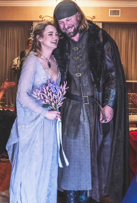 Nữ diễn viên The Young & the Restless Courtney Hope gây chú ý khi hóa thân như bước ra từ thời Phục hưng trong lễ cưới dịp Valentine 2026 với Chris Cope. Cô lựa chọn chiếc váy tím lavender lấy cảm hứng Renaissance, đi kèm áo choàng và corset buộc dây. Ảnh: Hunter King