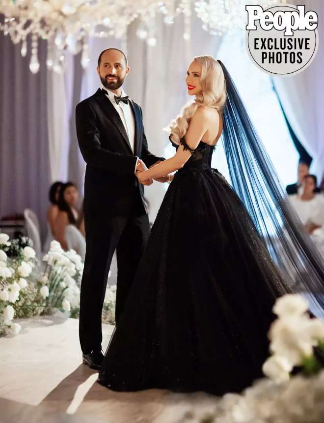 Ngôi sao Selling Sunset Christine Quinn gây ấn tượng mạnh khi bí mật kết hôn với doanh nhân Christian Richard vào tháng 12/2020. Cô lựa chọn chiếc váy cưới ballgown màu đen của Galia Lahav, kết hợp khăn voan đen xuyên thấu và họa tiết đính kết cầu kỳ. Ảnh: John & Joseph Photography Inc.