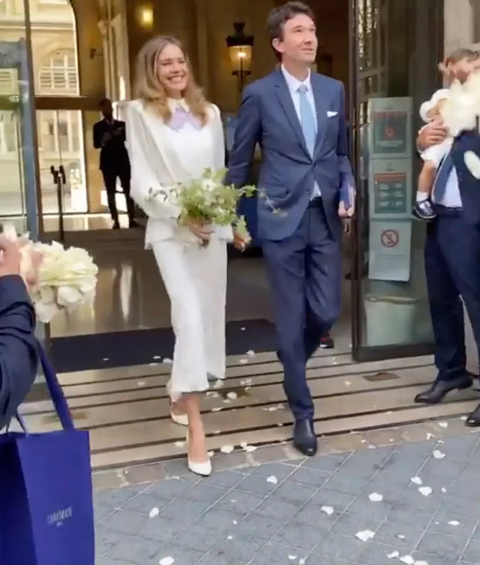 Siêu mẫu Natalia Vodianova lại chọn phong cách tối giản khi kết hôn cùng Antoine Arnault tại Paris. Trong lễ cưới kín đáo, cô diện áo blouse trắng vai cấu trúc, cổ tím nổi bật, kết hợp chân váy lụa dáng midi, giày đồng điệu và thắt lưng mảnh. Ảnh: Natalia Vodianova