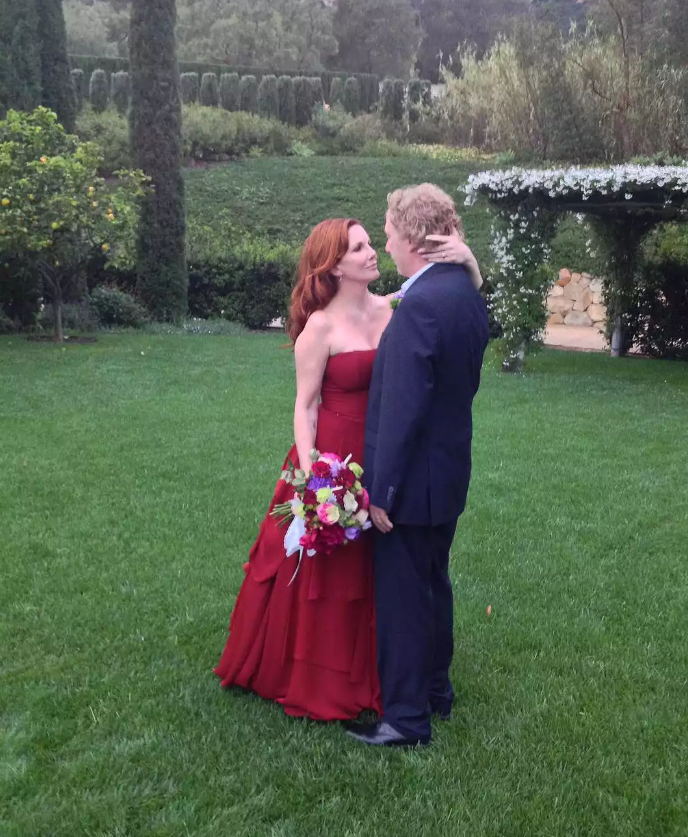 Melissa Gilbert lại gây ấn tượng với chiếc váy cưới đỏ rực khi sánh bước bên Timothy Busfield. Nhân dịp kỷ niệm 9 năm ngày cưới, cô đăng tải lại khoảnh khắc đặc biệt này và tiết lộ hành trình tìm váy không hề dễ dàng. “Ngay khi nhìn thấy nó, tôi biết đây chính là chiếc váy của mình… Màu sắc nói lên tất cả: đam mê, lửa và tình yêu,” nữ diễn viên chia sẻ. Ảnh: Melissa Busfield