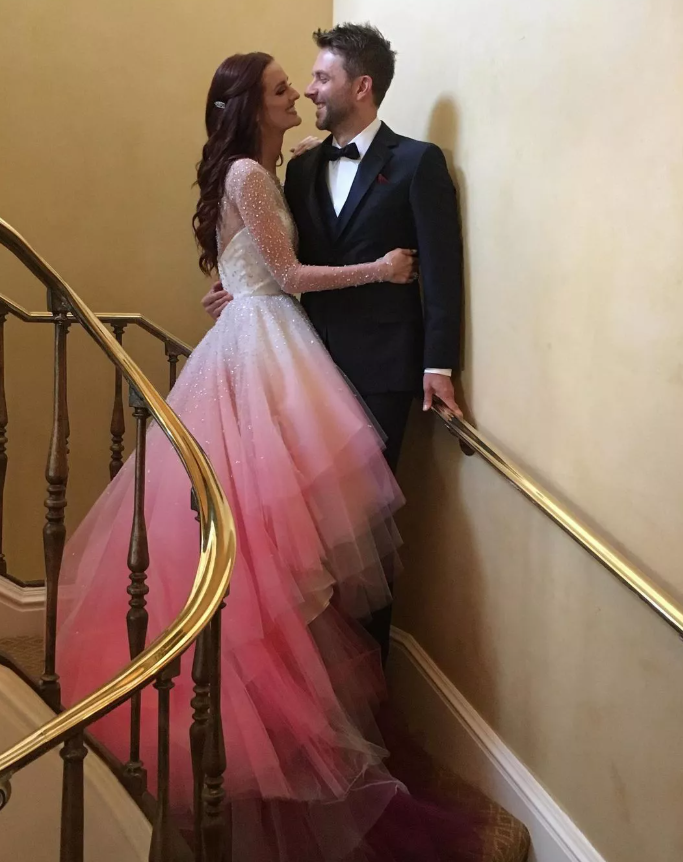 Lydia Hearst cũng gây bất ngờ với chiếc váy ombré hồng do Christian Siriano thiết kế trong lễ cưới với Chris Hardwick. Ảnh: Chris Hardwick
