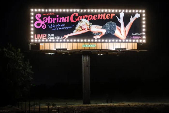 Sabrina Carpenter gây tranh cãi với váy sequin hở lưng trước trước thềm Coachella.&nbsp;