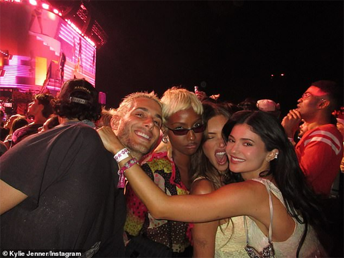 Kylie Jenner xuất hiện rạng rỡ tại Coachella năm nay.