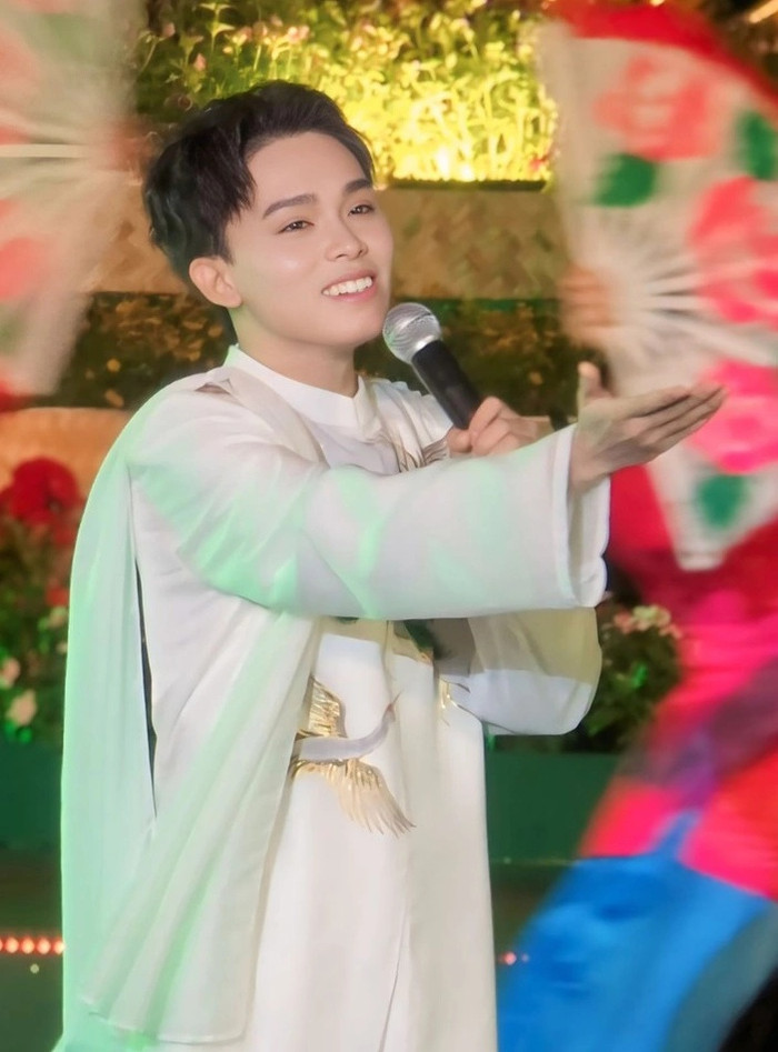 Hồ Văn Cường hiếm hoi hát nhạc trẻ trên sân khấu, bất ngờ phản ứng khán giả Ảnh 4