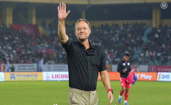 HLV Polking đã giúp Văn Hậu thay đổi ấn tượng. Ảnh: CLB CAHN