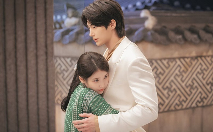 Chỉ sau hai tập phát sóng đầu tiên, Perfect Crown do IU đóng chính đã nhanh chóng tạo nên cơn sốt về tỷ suất người xem.