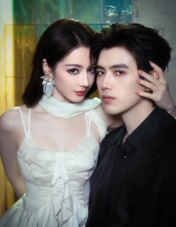 Loạt ảnh đầy tình tứ của Địch Lệ Nhiệt Ba và Trần Phi Vũ trong dự án Bạch Nhật Đề Đăng nhanh chóng thu hút sự chú ý lớn trên mạng xã hội.&nbsp;