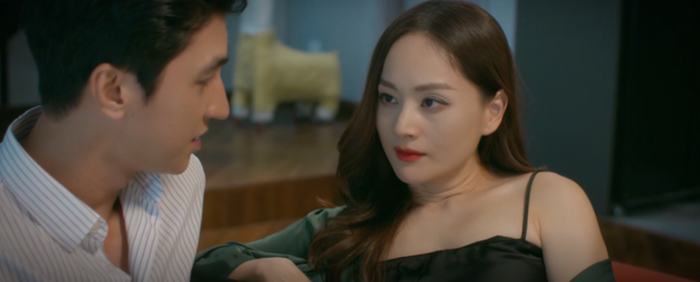 Tạo hình sang trọng nhưng đầy bí ẩn của nhân vật Kiều Thơ trong một phân cảnh quan trọng phim Đồng Hồ Đếm Ngược. -Ảnh: VFC