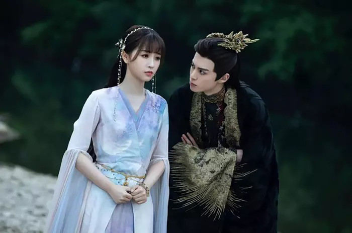 Bộ phim kể về Hoa Lan Nhỏ - một tiểu tiên nữ vô tình giải phong ấn cho Đông Phương Thanh Thương - đại ma đầu khét tiếng, khiến cả hai bị ràng buộc bởi Đồng Tâm Chú. Sự liên kết này khiến họ chia sẻ cảm xúc và tổn thương của nhau, từ đó hình thành sự thay đổi trong tính cách, đặc biệt là ở Đông Phương Thanh Thương. Tình cảm giữa hai người phát triển trong bối cảnh xung đột giữa hai giới, trải qua nhiều thử thách và hy sinh.